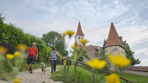 Wanderer vor der Basilika St. Martin bei Greding