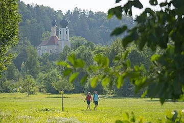 Wanderer vor der Wallfahrtskirche St. Sebastian Breitenbrunn