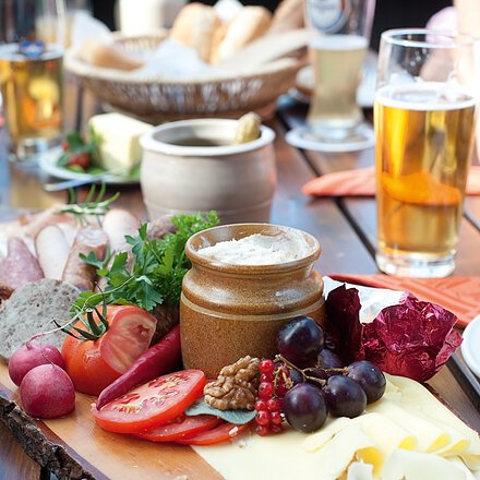 Deftige Brotzeiten im Biergarten