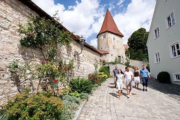 Gruppe spaziert entlang der Stadtmauer Greding