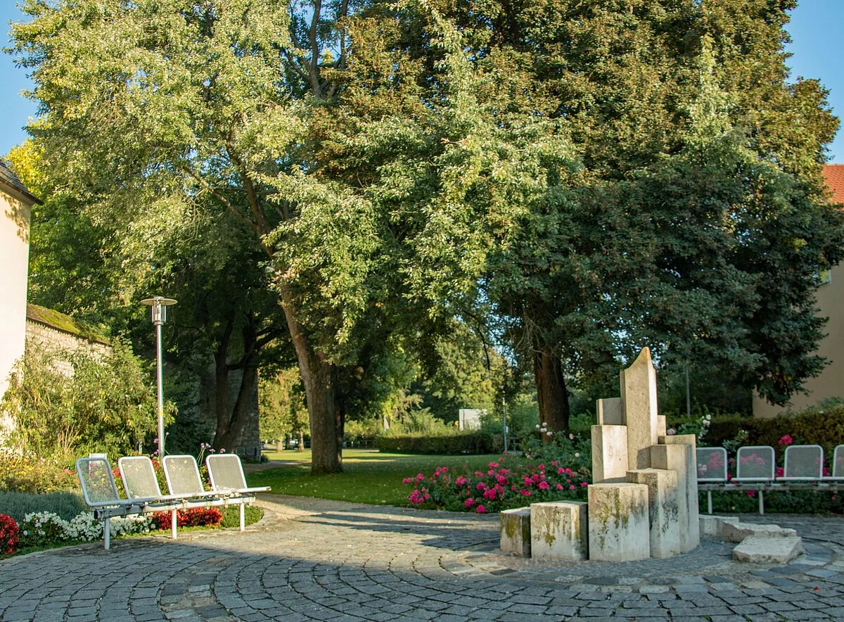 Trau(m)ort - Heinrich-Heroldanlage an der Stadtmauer - Stadt Greding
