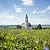 Die Wallfahrtskirche Maria Brünnlein ist von weiten zu sehen. Sie liegt idyllisch inmitten grüner Wiesen. Der Himmel strahlt blau, nur wenige Wolken sind zu sehen.