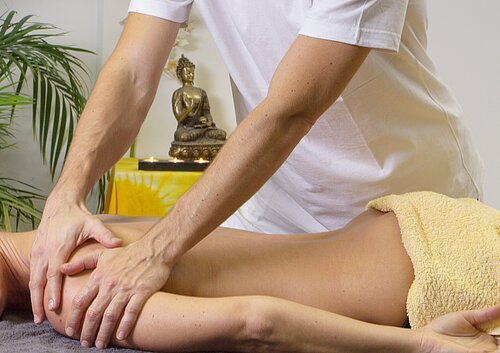 Massage Eine Person wird massiert