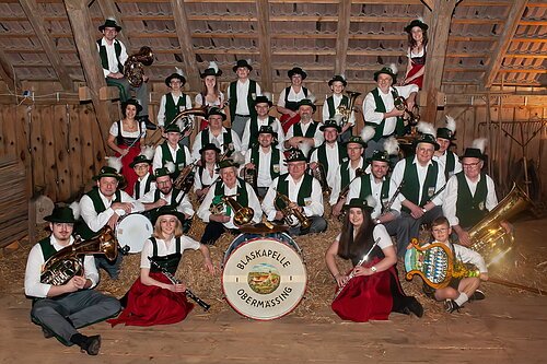 Die Blaskapelle Obermässing hat sich in einer Scheune als Gruppe fotografieren lassen.