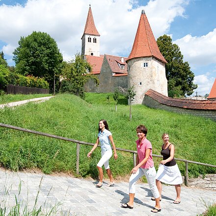 Drei Damen auf dem Wanderweg zur St. Martinskirche