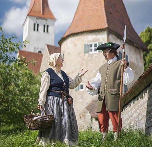 Stadtführer im Barockkostüm von der historischen Stadtmauer