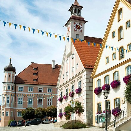 Das Foto zeigt die Gredinger Altstadt mit dem Rathaus, dem Marktplatz und dem ehemaligen fürstbischöflichen Schloss.