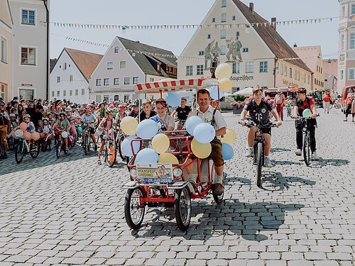 Kinder-Fahrradkorso beim Gredinger Volksfest.