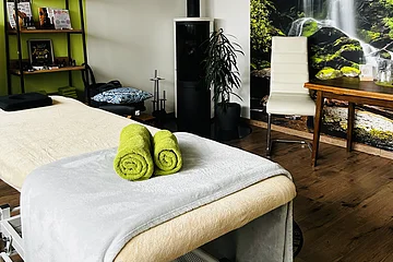 Massageliege in Wohlfühlatmosphäre