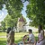 Das Bild zeigt eine Familie beim Picknick in der Heinrich-Herold-Anlage. Im Hintergrund sieht man die Gredinger Stadtmauer mit dem Zeidlerturm.
