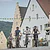 Eine Familie beim Fahrradausflug bei der Durchfahrt über den Gredinger Marktplatz.