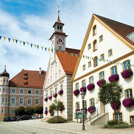 Das Foto zeigt die Gredinger Altstadt mit dem Rathaus, dem Marktplatz und dem ehemaligen fürstbischöflichen Schloss.