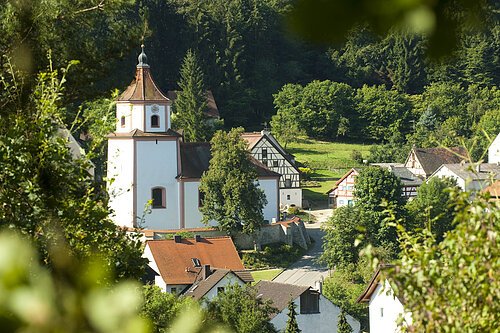 Das Foto zeigt die Dorfkirche in Heimbach.