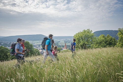 Eine Wandergruppe aus sechs Personen beim Aussichtspunkt am Kreuzweg.
