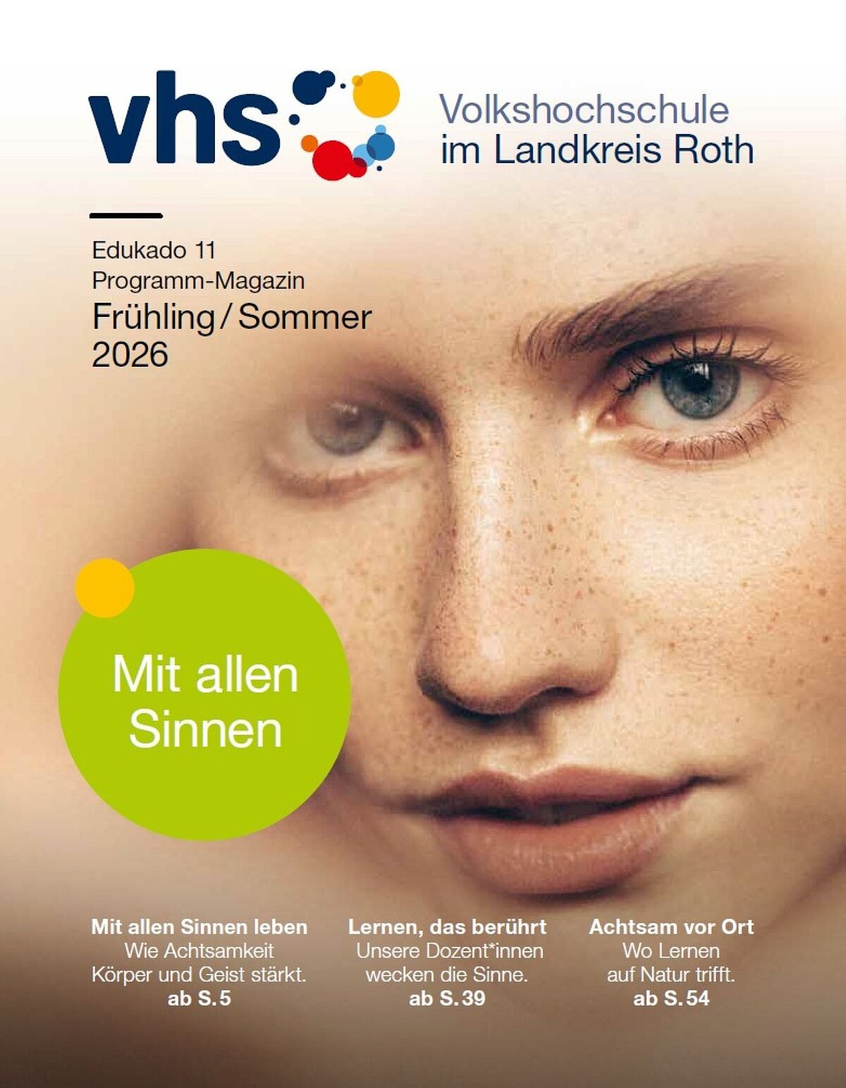 Gesicht einer Person mit Sommersprossen und blauen Augen, Text zu VHS-Programm Frühling/Sommer 2026 Landkreis Roth.