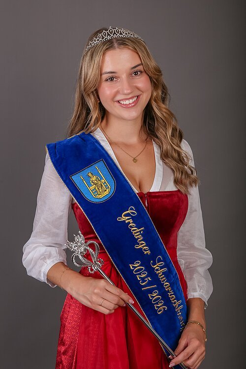 Susanna Schlupf Junge Frau mit Diadem, blauem Schärpenband und Zepter vor grauem Hintergrund, traditionelle Kleidung