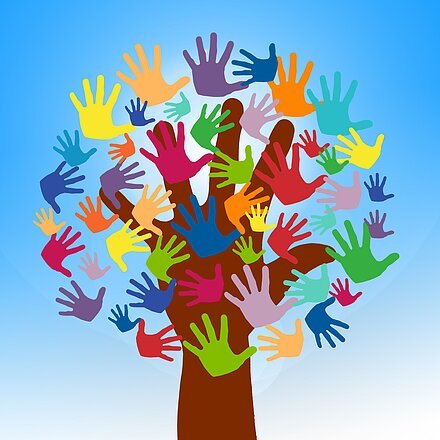 Hilfsorganisationen Baum aus bunten Handabdrücken vor blauem Himmel, symbolisch für Vielfalt und Gemeinschaft.