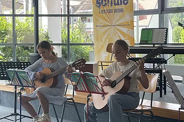 Zwei Schülerinnen der Musikschule Greding treten mit Ihrer Gitarre auf