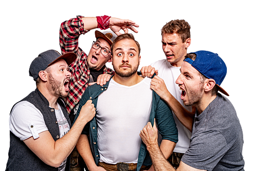 Fünf Männer, vier greifen den mittleren Mann an, der überrascht und ruhig schaut.