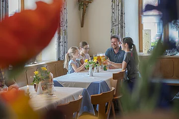 Eine Familie bei einer gemütlichen Einkehr im Gredinger Gasthaus Krone.