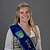 Gredinger Schwarzachkönigin 2026/2027 mit Diadem, blauem Schärpenband und Zepter vor grauem Hintergrund im Dirndl.
