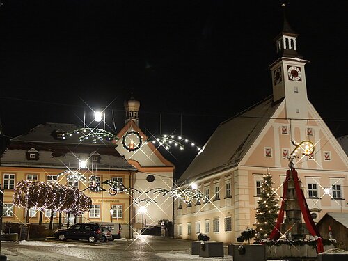 Die Gredinger Altstadt erstrahlt in weihnachtlichem Lichterglanz.